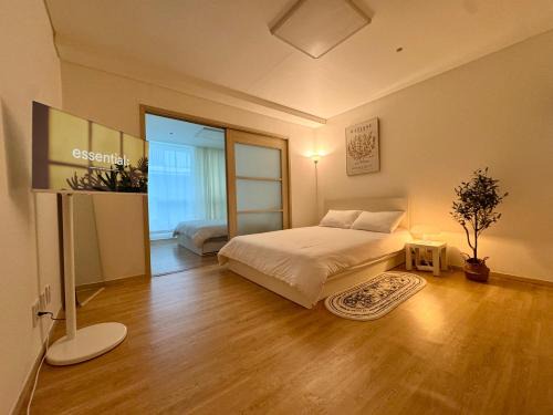 Jongno Apartment | Healing stay just 3 minutes on foot from Gwanghwamun, within walking distance to Myeongdong, Gyeongbokgung, and Insadong