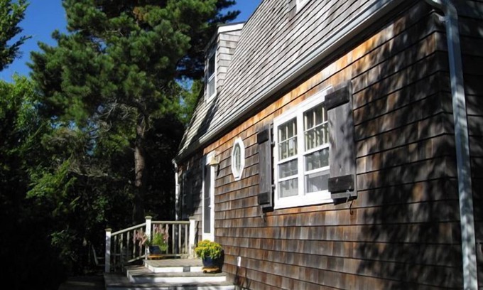 Amagansett Dunes Cottage | Hear Waves Crashing From Home - Steps To Private Ocean Beach