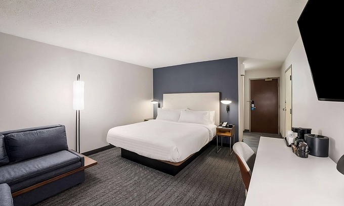 Chandler Apartment | Heard Museum History Tour! Relaxing Unit w/Balcony! Onsite Pool & Jacuzzi