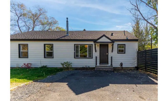 Bend House | Heart of Bend-Walkable, Ping Pong, Billards