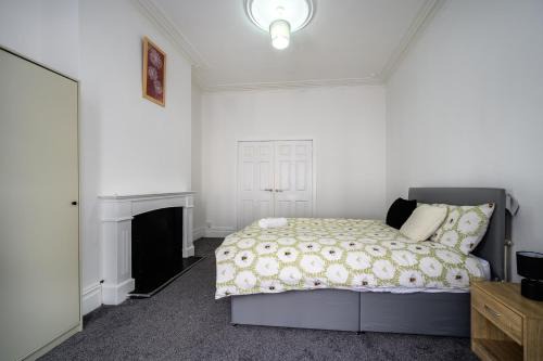North Shore House | Heart of Blackpool - Sleeps 10 - Parking