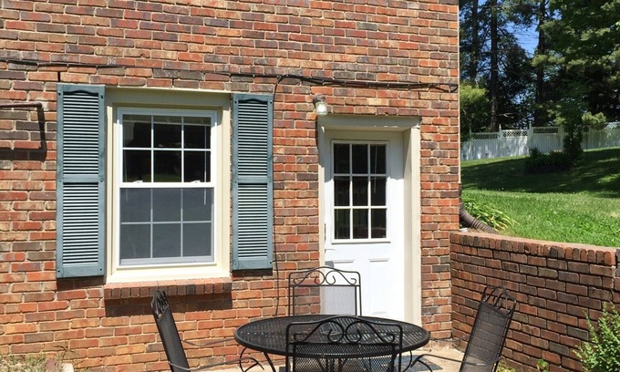 Clarksville Apartment | Heart of Clarksville apt w/private entrance