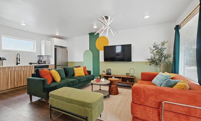 Old East Dallas Apartment | Heart of Dallas in Knox Henderson | Sleeps 4
