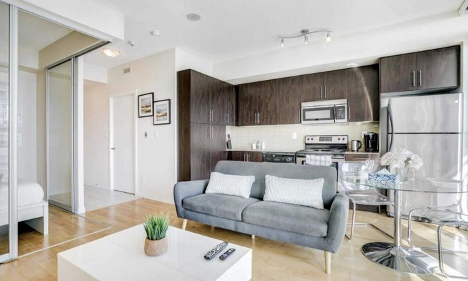 Downtown Toronto Apartment | Heart Of Downtown Condo Close To CN Tower