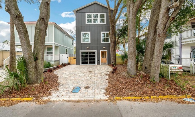 Lincolnville House | Heart of Downtown! Family and Pet Friendly! HOT TUB