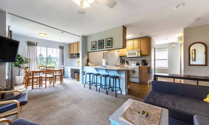 Hood River Condo | Heart of Downtown! Walkable, Excellent Location, River View!