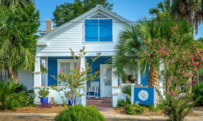 Historic Downtown Apalachicola Cottage | Heart of Historic Apalachicola, Nostalgic Florida “Blue Moon Cottage ”