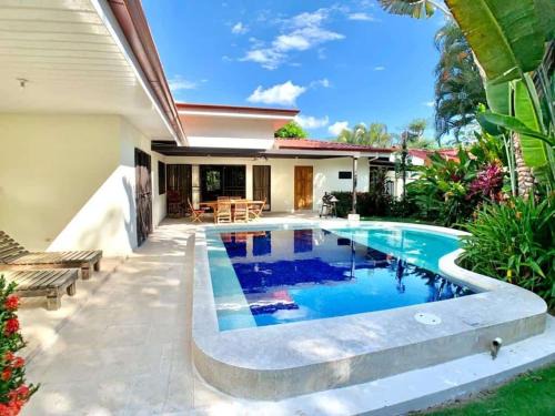 Barrio Ricos y Famosos House | Heart of Jaco- Luxury Villa with Pool