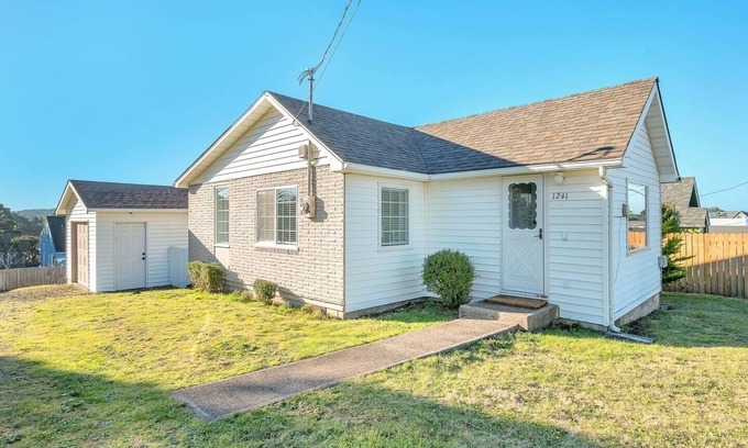 Lincoln City House | Heart of Lincoln City, Walk to Restaurants, Few Blocks to Beach