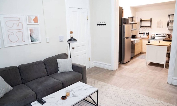 Lincoln Park Apartment | Heart of Lincoln park