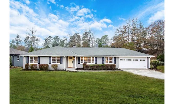 Roswell House | Heart of Roswell- Stylish Ranch Near Canton St.