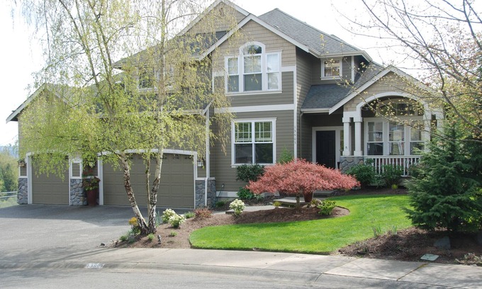 Redmond House | Heart of the Eastside, 4 Bedroom - Fully Furnished
