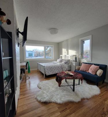 Southwest Calgary House | Heart to Downtown - Bright and Sunny Ultra Premium Queen bedroom