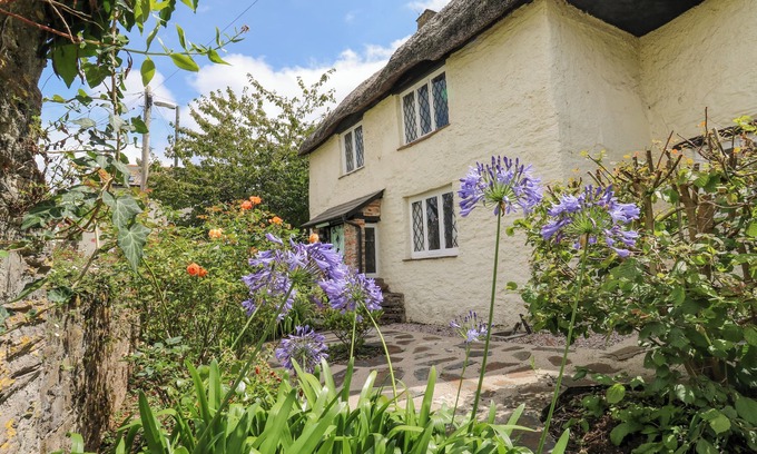 Brixham Cottage | HEARTHSTONE EAST COTTAGE, pet friendly, with open fire in Brixham