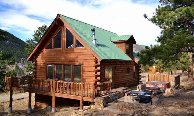 Estes Park Cabin | Heartland Mtn Retreat - 5 bedroom log home with hot tub