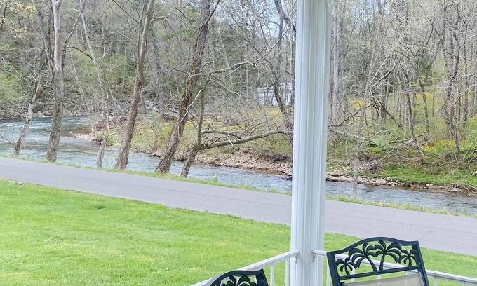 Abingdon House | Heartwood Farm Cottage on the Virginia Creeper Trail and The Holston River