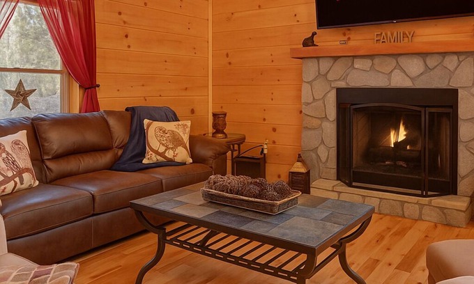 Eagle Mountain Cabin | Heated Indoor Pool - Hot Tub 6 Seater - Fire Pit - Wineries - Pickleball - Gym