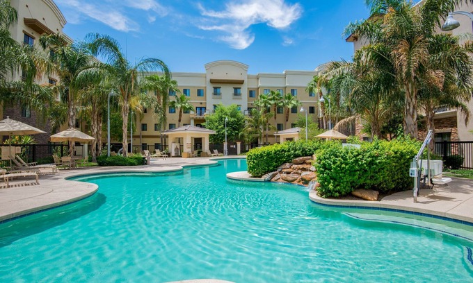 Glendale Sports and Entertainment District Condo | Heated Outdoor Pool | Modern Suite with a Balcony In Glendale Sports District