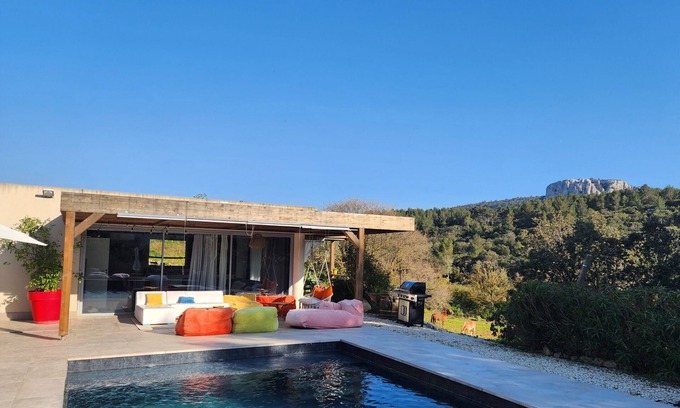 Roquefort-la-Bedoule Apartment | Heated pool in the vineyards