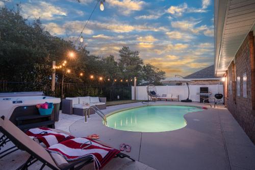 Miramar Beach House | Heated Pool and Golf Cart, Walk to Beach! Best deal!