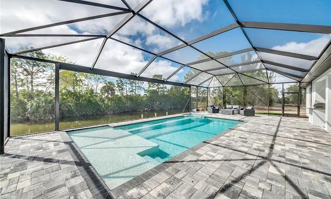 Trafalgar House | Heated Pool, Canal Views, Sleeps 8 - Villa Sip N' Sea