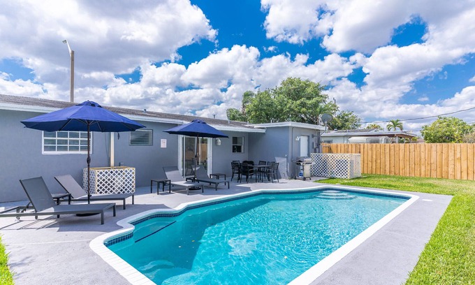 Driftwood House | Heated Pool Home close Hard Rock, 16 mins to Ocean