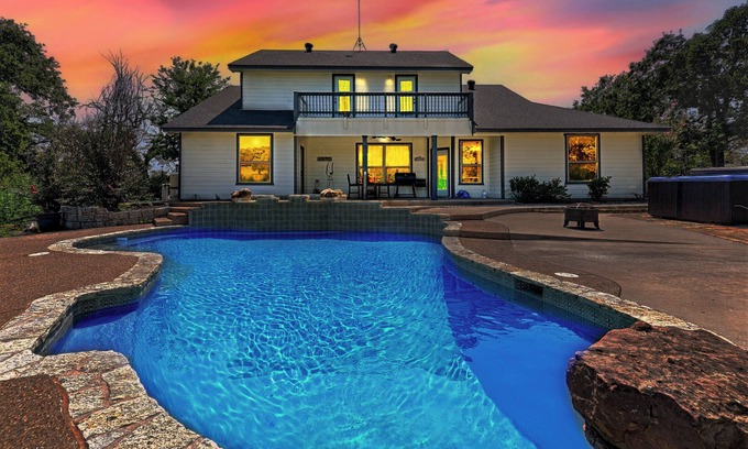 Azle House | Heated Pool, Hot tub, 17 beds, Pickleball, 2 Game Rooms, Arcades