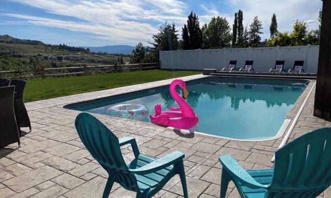 Crawford House | Heated Pool, Hot tub, Chef’s Kitchen, Tesla charging, Sleeps 12