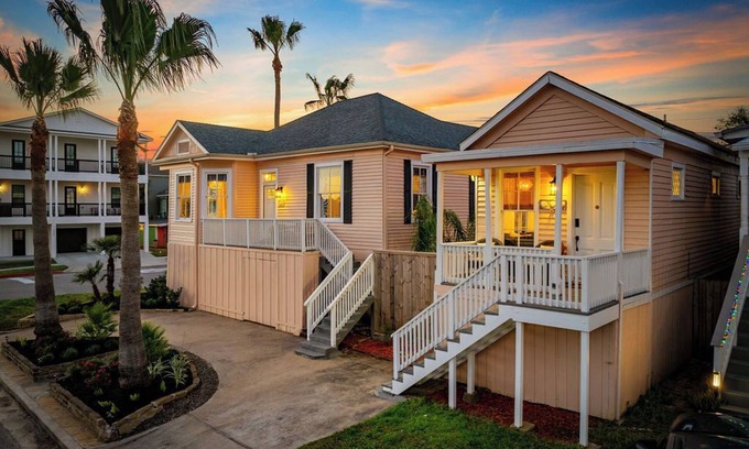San Jacinto House | Heated pool & hot tub; walk to beach; includes guest house