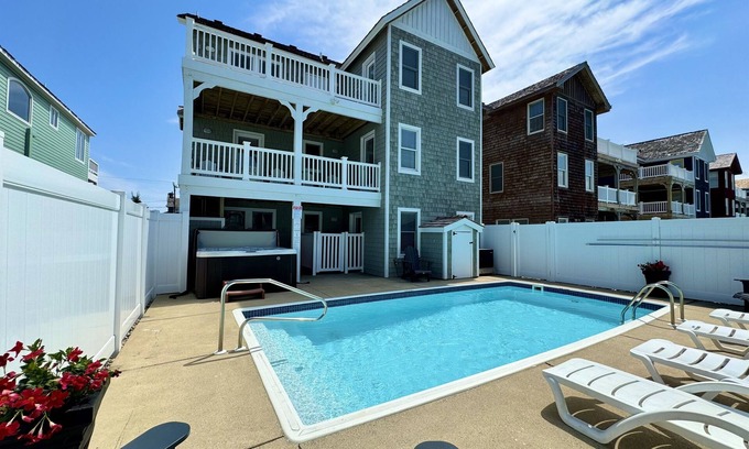 Nags Head House | 💥Heated Pool Included! Ocean Views!🥇Golf Cart💥Elevator💥Hot Tub! Pet Friendly