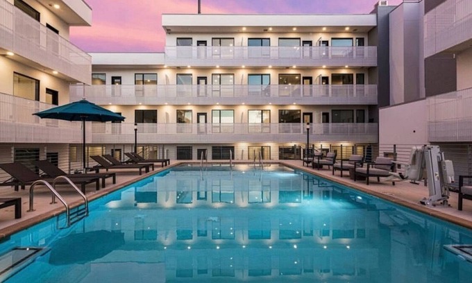 Edgehill Condo | Heated POOL opens March⭐️ Downtown Nashville 🎵 FREE Parking, Honky Tonks 1mi