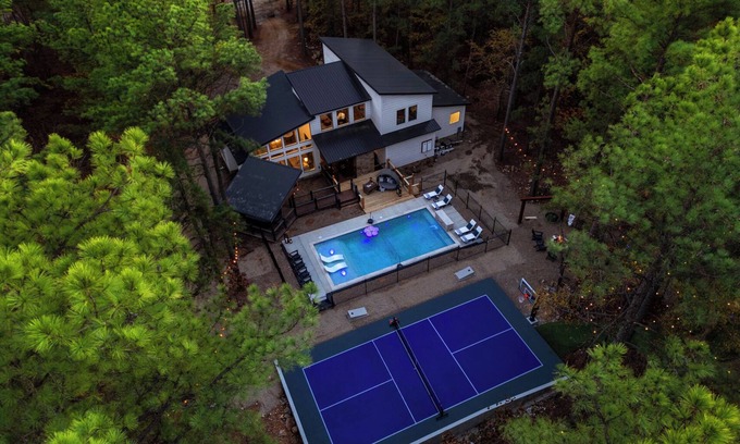 Pickens Cabin | Heated Pool +Pickleball/Hoops+6 Hole Golf+Swings!