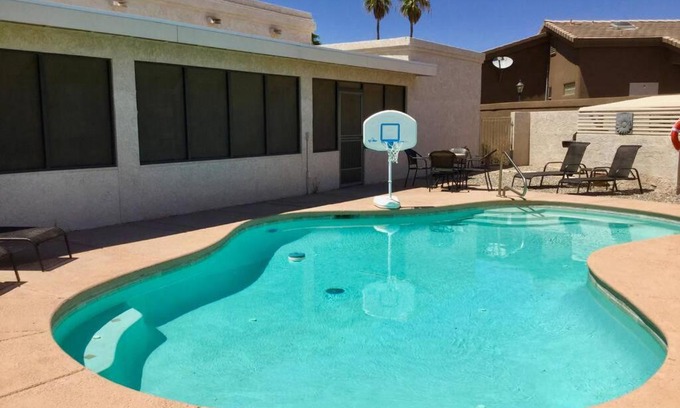 Lake Havasu City House | HEATED POOL. SPACIOUS WHOLE HOUSE. QUIET NEIGHBORHOOD. CLOSE TO LAKE & GOLF. AMPLE PARKING.