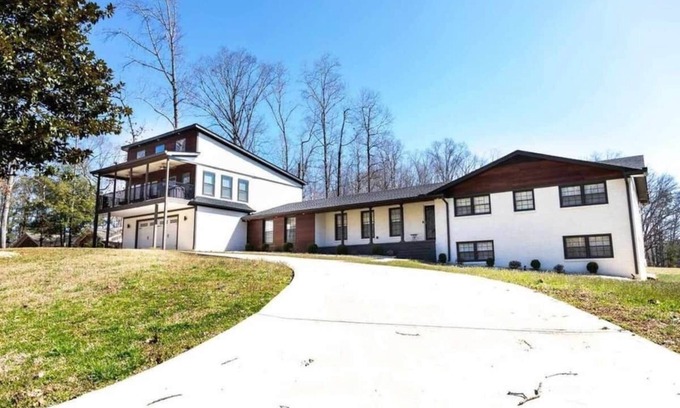 Riverdale House | HEATED POOL ~ THE WHITE HOUSE ATLANTA - MEZZANINE LEVEL