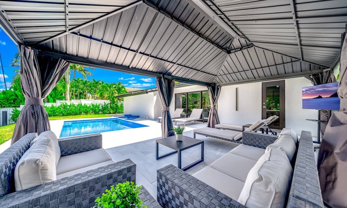 Riverside Park House | Heated Pool! Waterfront+Kayak! Close 2 Beach!