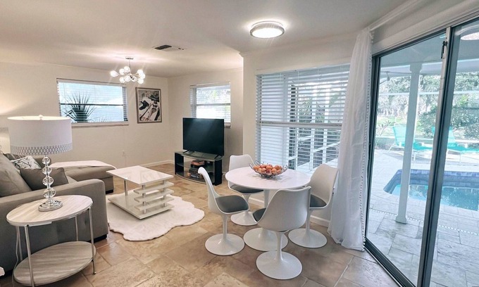 Gulf Gate Woods House | Heated Salt Water Pool House - Siesta Key Beach 5 min