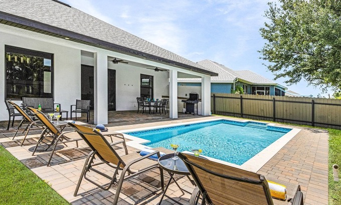 Mariner House | Heated Saltwater Pool & Bikes - License to Chill - Roelens