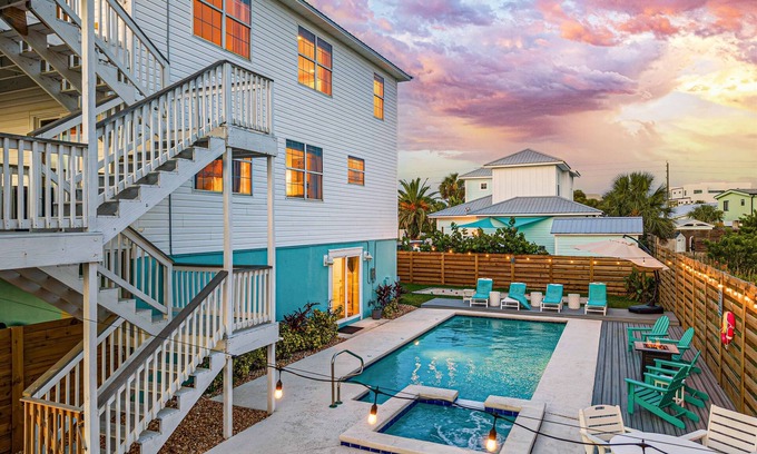 Crescent Beach House | HeatedPool|HotTub|3minWalk2Beach|GameRm