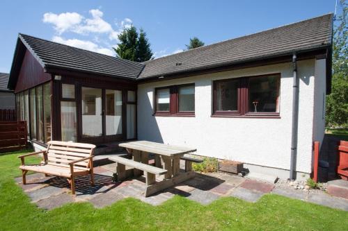 Boat of Garten House | Heath Cottage, Tranquil Cottage by the Woods
