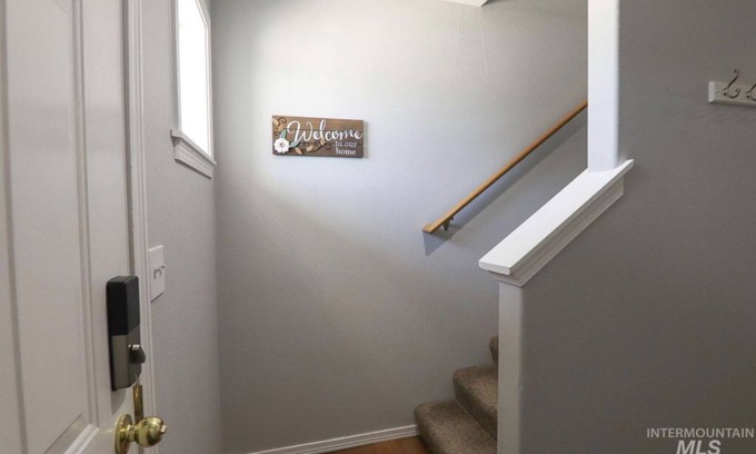 Moscow House | Heather’s Home- 3 Bed, 2.5 Bath, full kitchen. Clean and comfortable Moscow home