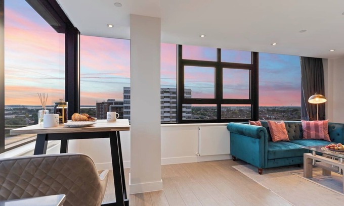 Sunbury on Thames Condo | Heathrow Apartment Sleeps 4