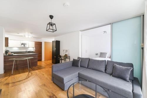 Hillingdon Apartment | Heathrow Apartment with Parking & Gym