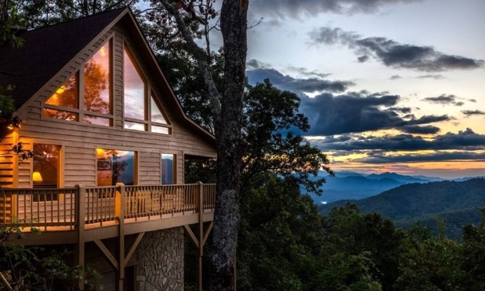 Bryson City Cabin | Heaven on Earth - Secluded cabin w/hot tub, deck, views - located in Bryson City