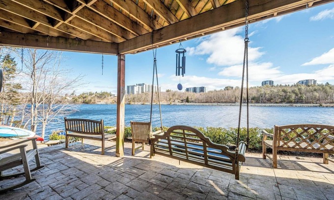 Halifax House | Heaven on Kearney Lake