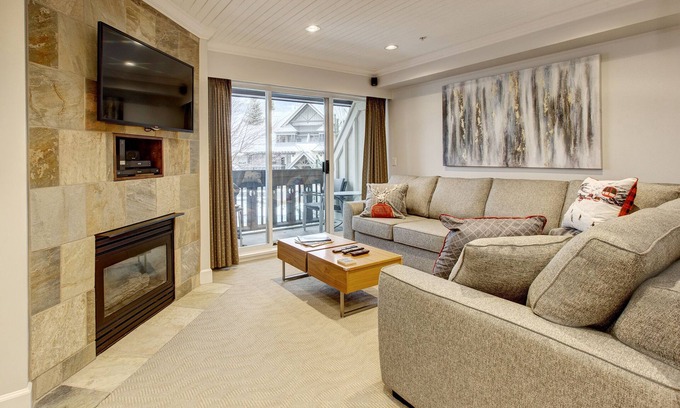 Village North Condo | Heavenly 2BR/2BA. Private Hot-tub & Mountain View’s