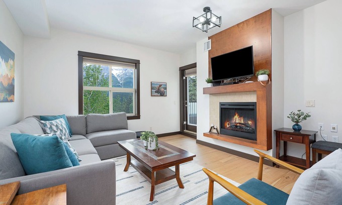 Canmore Apartment | Heavenly Mountain Condo - Outdoor Hot Tubs & Steam Room