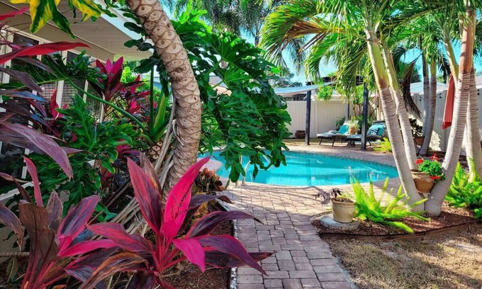 Seminole House | 🌺Heavenly Oasis w Pool *KING BED* Free ☕ 6 Min to Beach🌊 & Pinellas Trail
