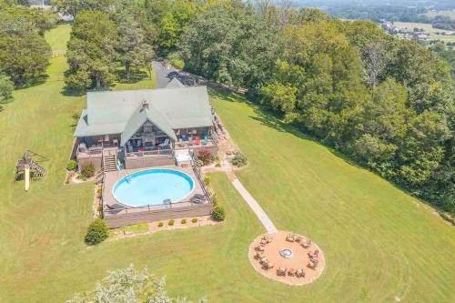 Dunlap House | Heaven’s View Lodge, Pool, Pet Friendly