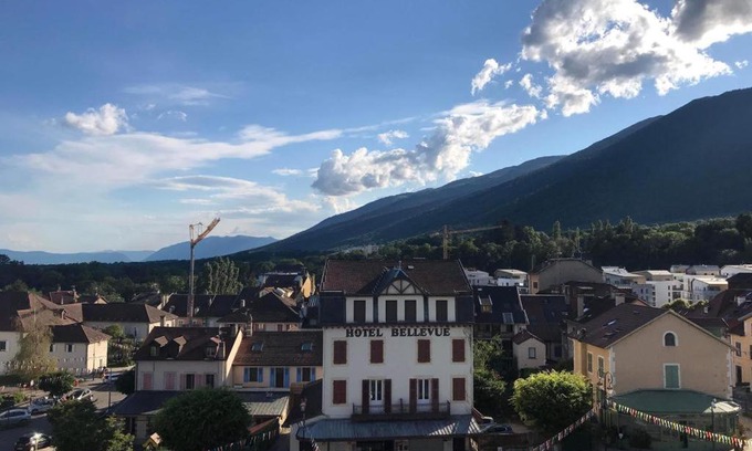 Gex Apartment | HeberGeneve : Balcon sur le Jura