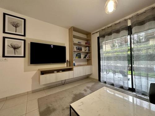 Prevessin-Moens Apartment | HeberGeneve : Domaine de Rochat